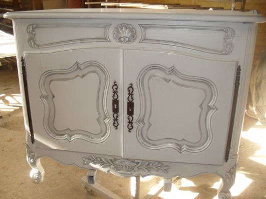 bahut teinté et vernis en noyer relooké en blanc patiné gris